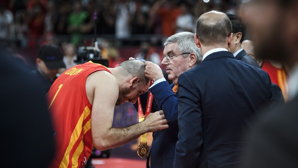 Kino Kolom dobija zlatnu medalju u Kini (©FIBA Basketball)